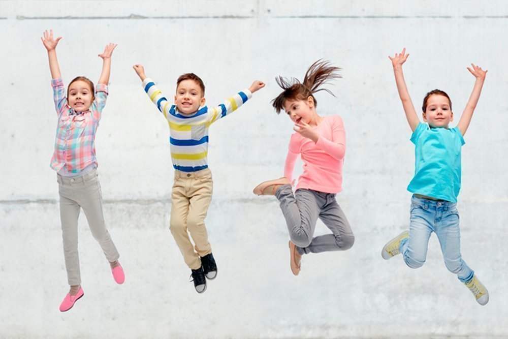 S detmi ru. Дети прыгают. Дети в прыжке. Радостные дети. Счастливый ребенок.